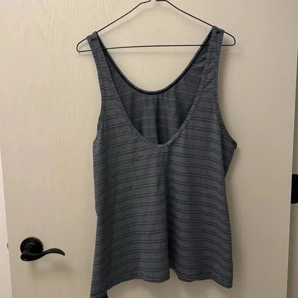 Athleta Max Out Tank‎ Top XL Navy Blue White Striped Activewear V-Neck Side Slit - Picture 4 of 6